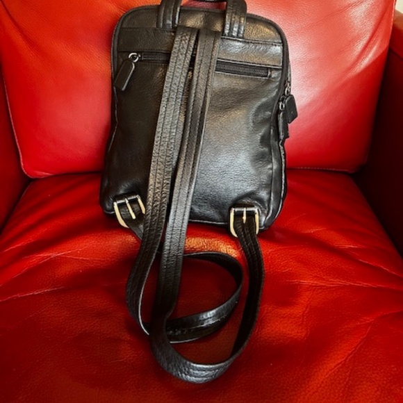 Leather backpack - Picture 2 of 4